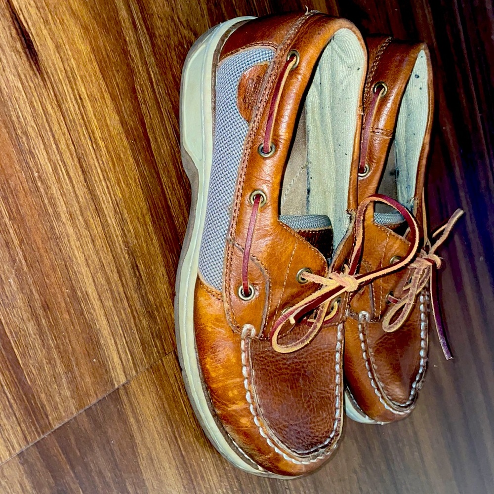 BACK 2 SCHOOL Boys boat shoes size 4 1/2. Great leather in excellent condition!